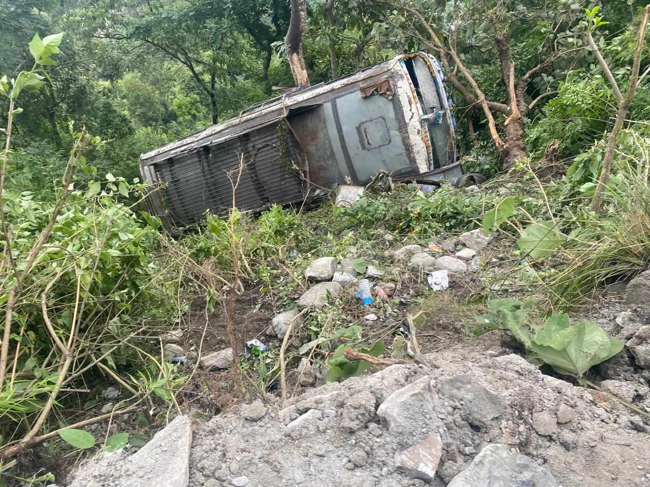 धनकुटामा यात्रु वाहक वस दुर्घना, २६ यात्रु घाईते