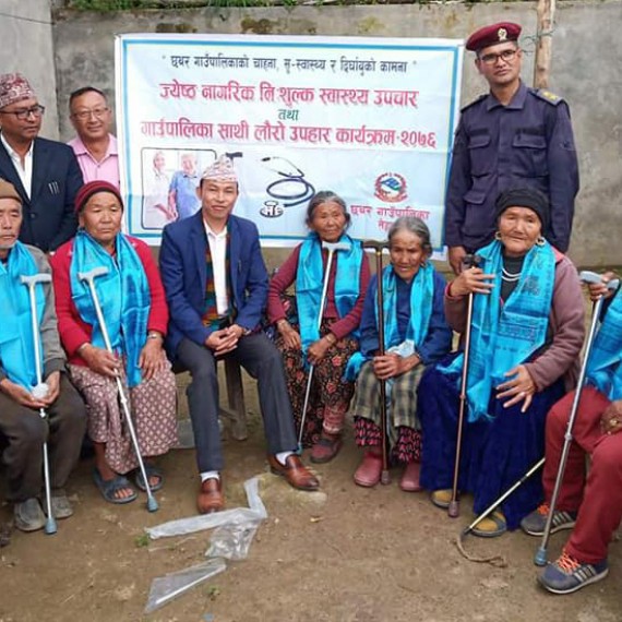 छथरका ९ सय २८ जेष्ठ नागरिकलाई लौरो उपहार