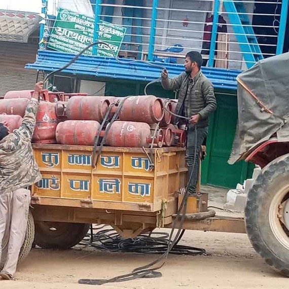 पाँचथरको कुम्मायक गाउँपालिकाद्धारा दैनिक उपभोग्य बस्तु ढुवानी